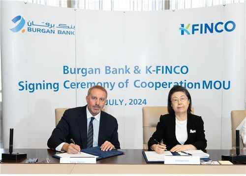 이은재(오른쪽)전문건설공제조합 이사장이 지난 9일(현지시간) 쿠웨이트 부르간은행 본점에서  앙투안 장 다흐에르 부르간은행그룹 CEO와 업무협약식을 갖고 있다.  전문건설공제조합 제공]